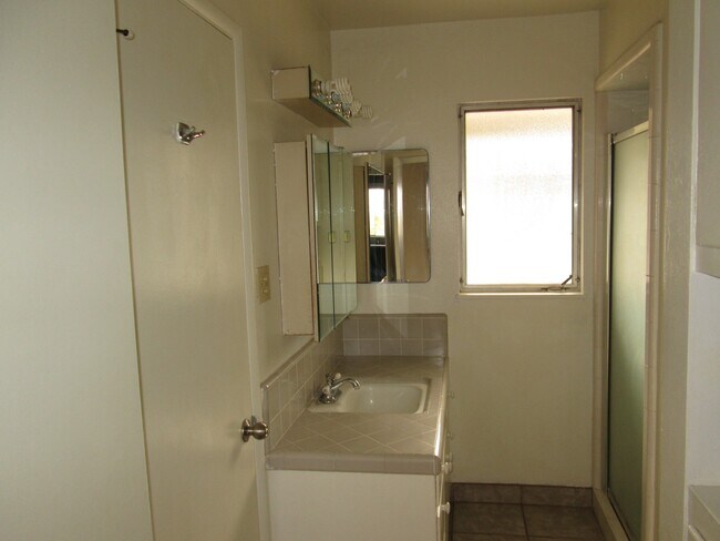 Building Photo - 221 Longview Ln