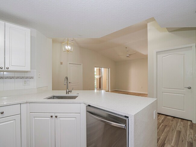 Building Photo - 5095 Fairways Cir