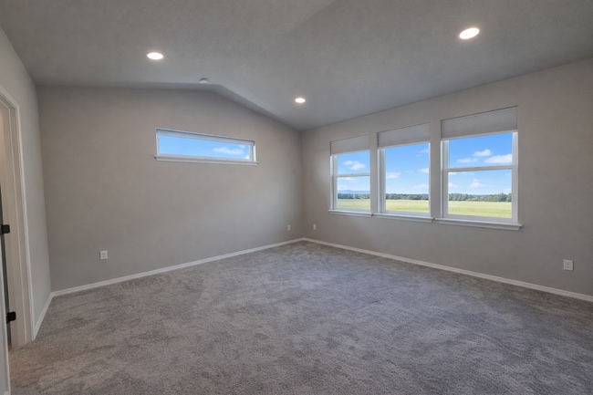 Building Photo - SOUTHRIDGE HOME! Modern Comfort Meets Everyday Convenience!