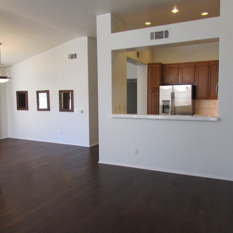 Building Photo - Beautiful 2 bedroom 2 bath town-home in Al...