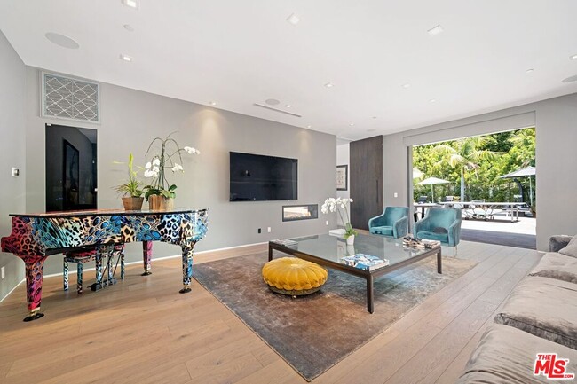 Building Photo - 9570 Sunset Blvd