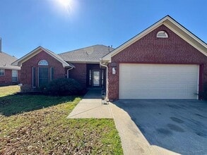 Building Photo - 2026 Brooke Dr