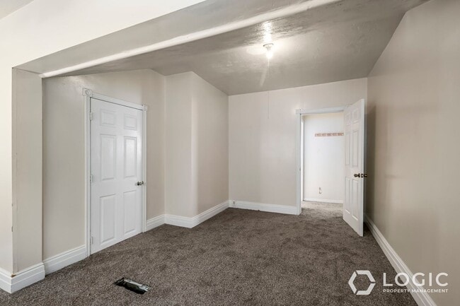 Building Photo - Great 2 Bedroom House on Dead End Street!