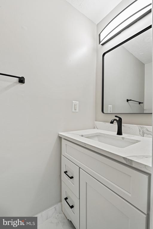 Building Photo - 9409 Mirror Pond Dr