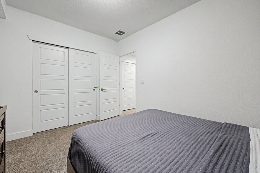 Building Photo - 2824 W Parkside Pl