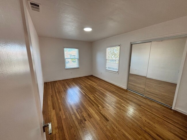 Building Photo - Spacious 3BR, 2Bath House Oakland | $35=00 | Newly Remodeled | Se Habla Español