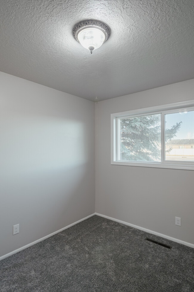 Building Photo - 284 N 45th E