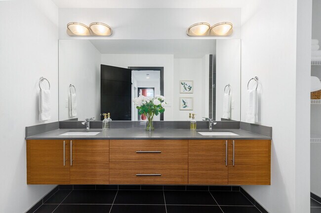 Building Photo - Spacious Judkins Park Townhouse- Parking-Lightrail