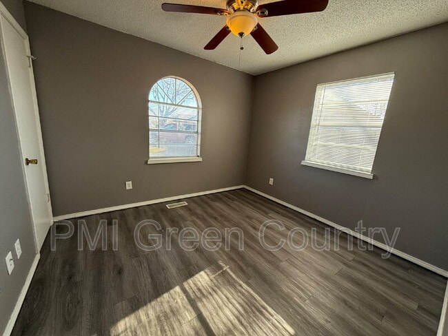 Building Photo - 306 E 3rd St