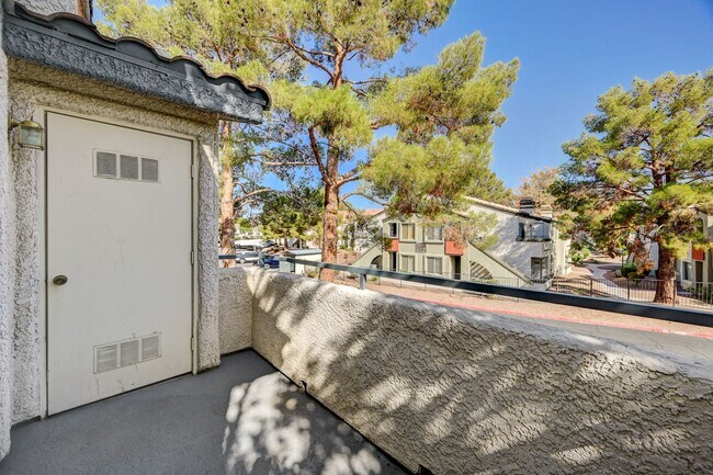 Building Photo - Great 2 bedroom 2 bathroom upstairs condo!