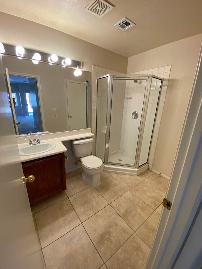 Building Photo - 4 bedroom/3 bath home located in Henderson