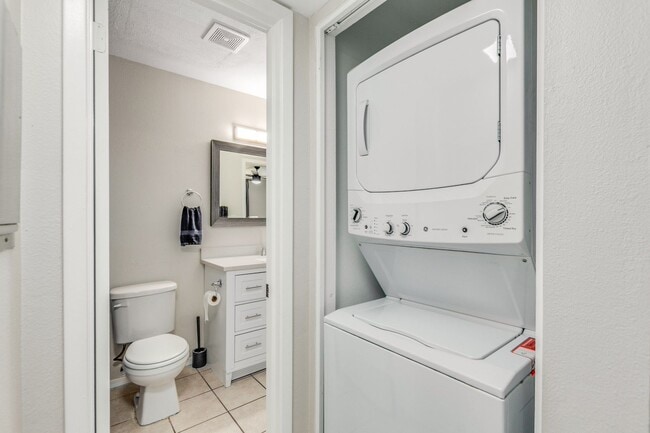 Building Photo - BEAUTIFUL AND SPACIOUS 1ST FLOOR MESA CONDO!
