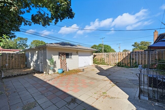 Building Photo - 9020 S Constance Ave
