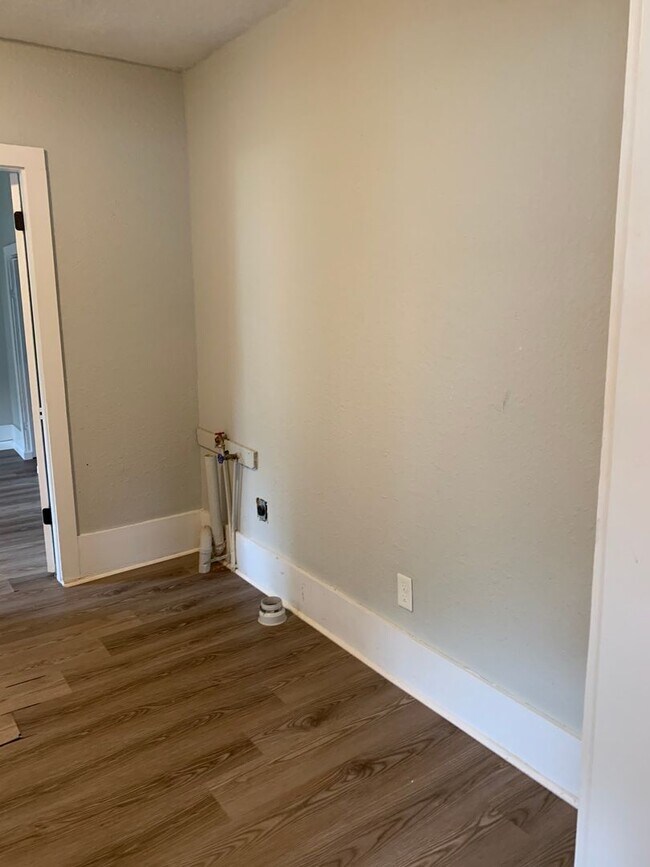 Building Photo - 817 W Matthews Ave