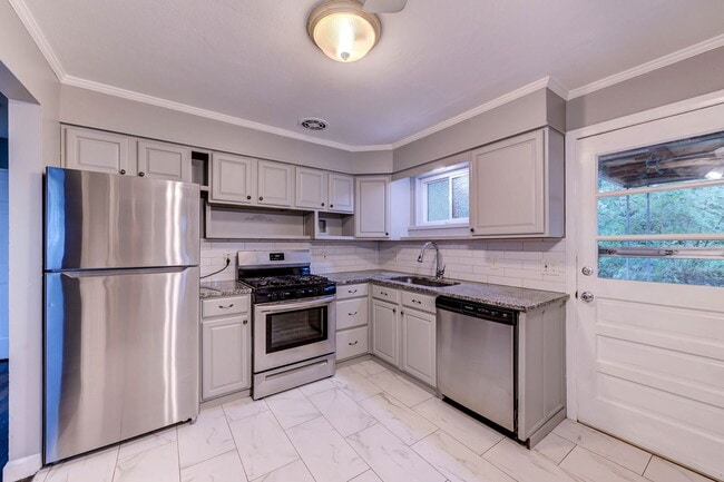 Building Photo - 212 Lakeside Dr