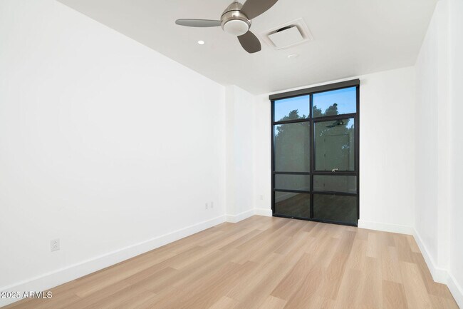 Building Photo - 15215 N Kierland Blvd