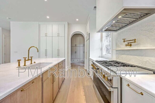 Building Photo - 755 Adluh St