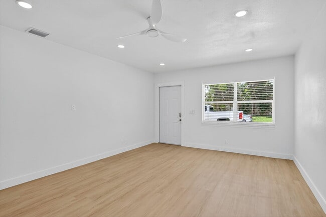 Building Photo - 529 NE 18th St