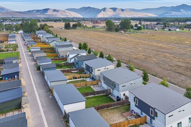 Building Photo - 3 Bed 2.5 Bath Townhome With Garage | $2,6...