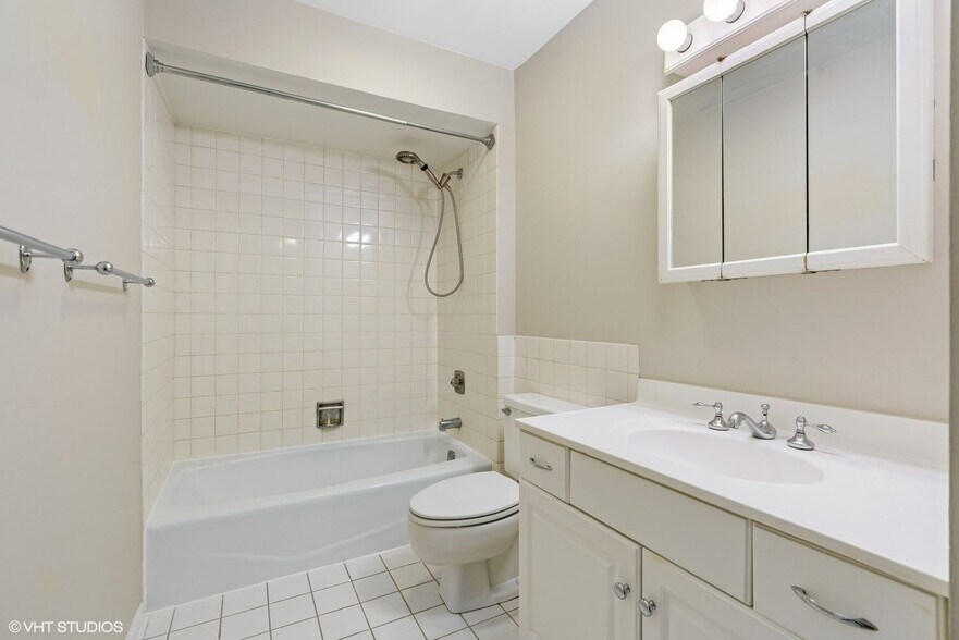 Building Photo - 1340 N La Salle Dr