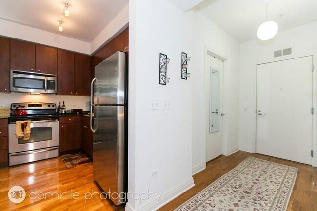 Building Photo - 565 W Quincy St