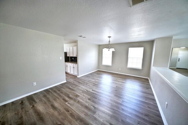 Building Photo - Stunning 4-Bedroom, 2.5-Bathroom Home in L...