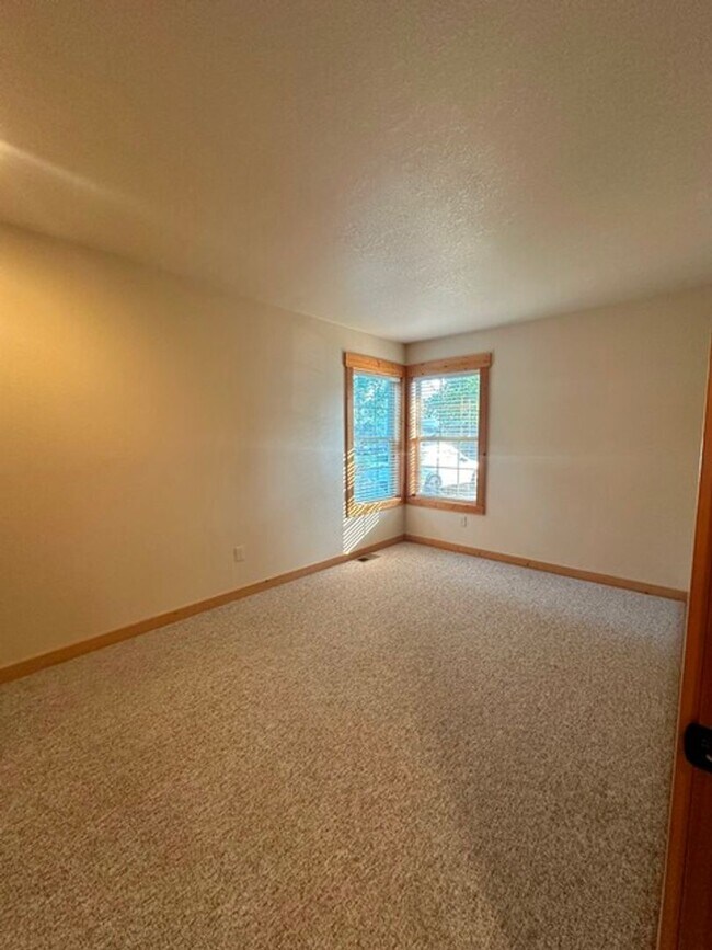 Building Photo - Chalet in the Running Y