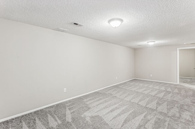 Building Photo - Spacious 3-Bedroom Home for Rent with Basement and Garage!