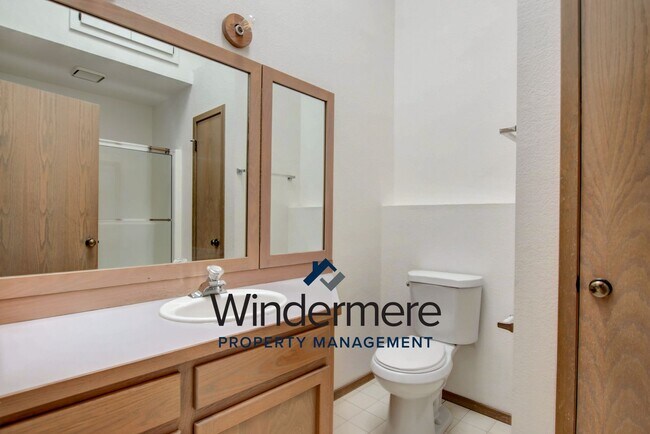 Building Photo - 3 bed 2 bath Condo with a View!