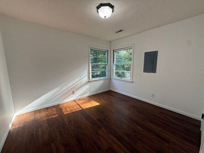 Building Photo - Charming 3 Bedroom 1 Bath Home AVAILABLE NOW!!