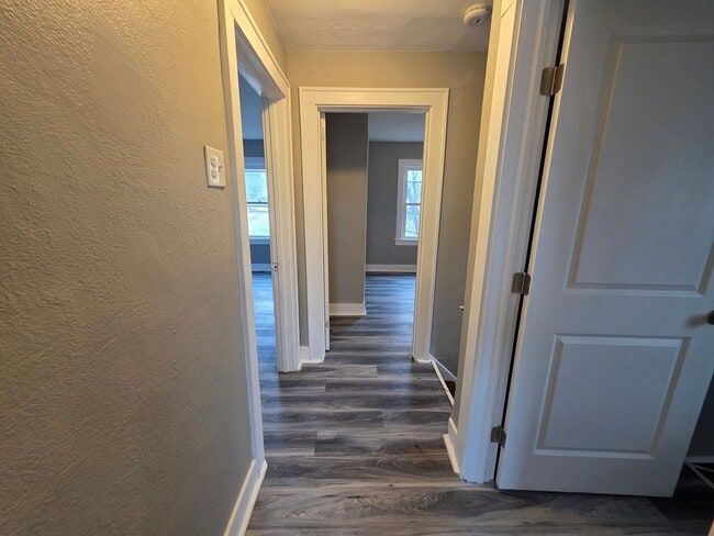 Building Photo - 3 bedroom 1 bath house for rent in the West End!