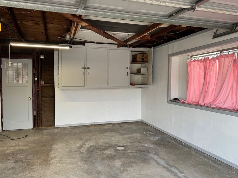 Building Photo - 400 W Glendon Way