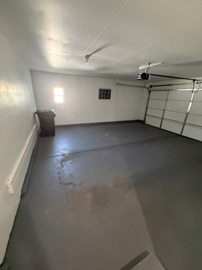Building Photo - Central Davenport 4 Bedroom House