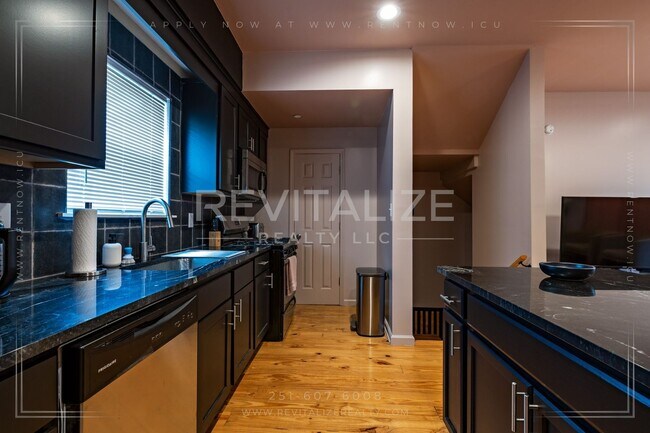 Building Photo - Fully Furnished Townhome w/ Private Garage