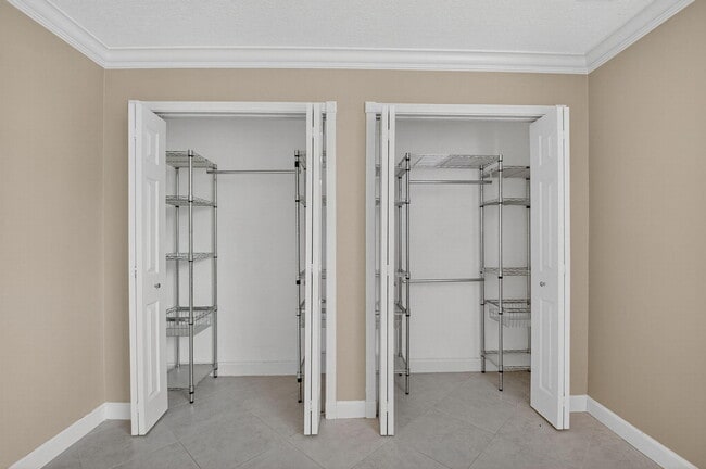 Building Photo - 450 Egret Cir