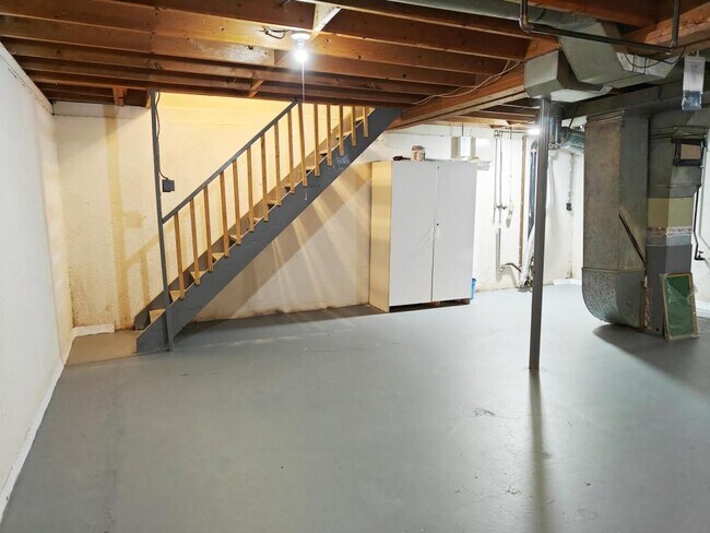 Building Photo - 476 Robbe Ave