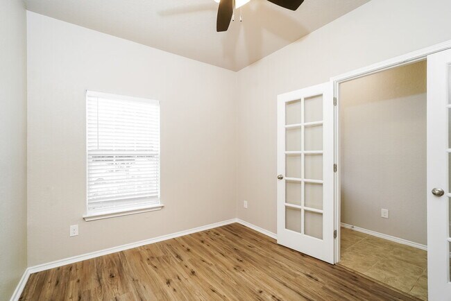 Building Photo - 323 Krieghoff Wy