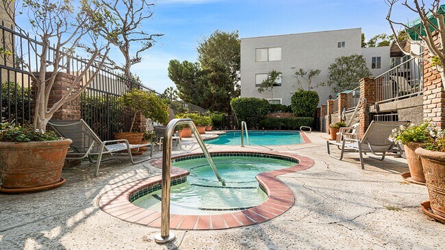 Building Photo - Luxury Penthouse Newly Renovated 1 Bed + D...