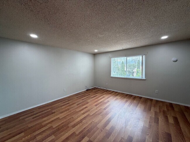 Building Photo - 3 Bedroom Updated Home Available Near Montano Rd NW & Unser Blvd NW!