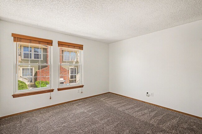 Building Photo - Conveniently Located 3BR/2.5 Bath Townhome