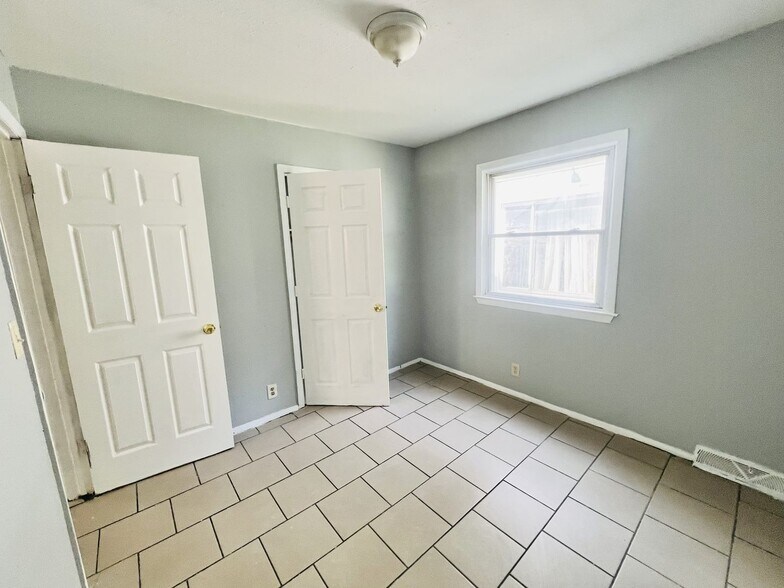 Primary Photo - 5039-5041 N 28th St