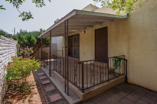 Building Photo - 6805 La Casa Bonita NE