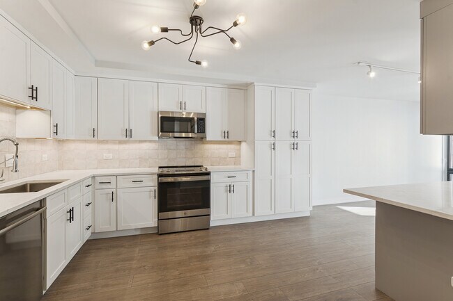 Building Photo - 200 E Delaware Pl