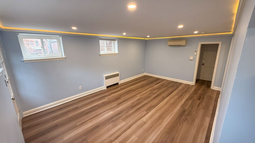 Living/Den - 2207 Sulgrave Ave