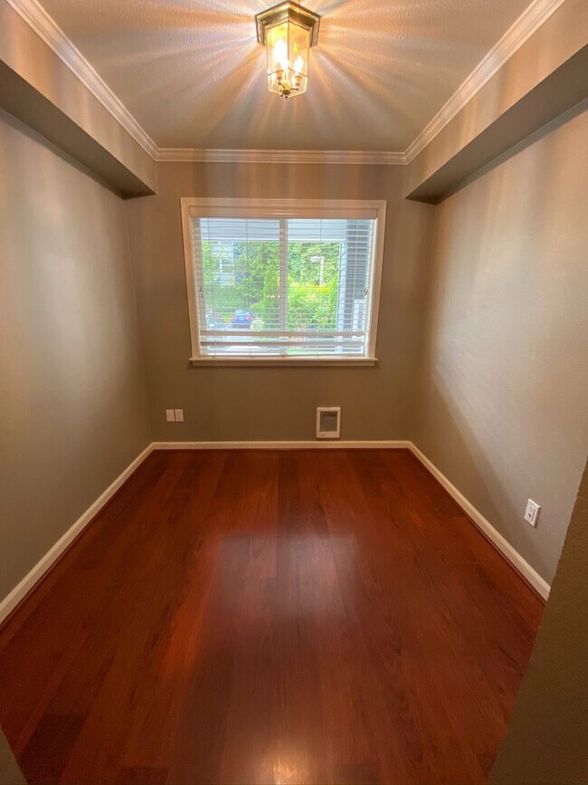 Building Photo - Desired Location in Kirkland - 2 Bedroom 2...