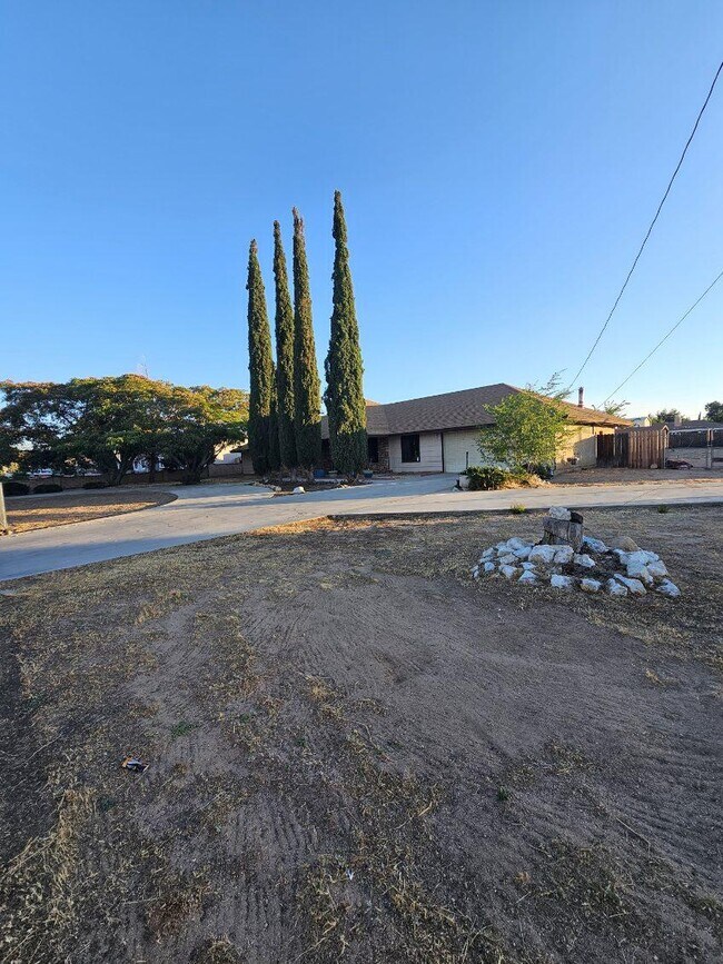 Building Photo - 7742 Oxford Ave