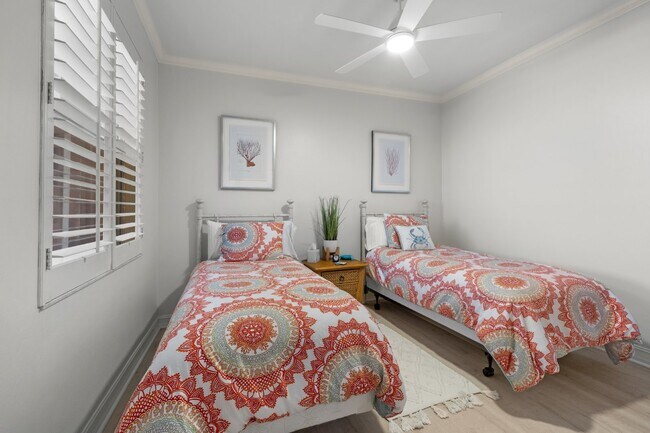 Building Photo - Tarpon Cove condo - close to the beach. Yacht club membership is available.