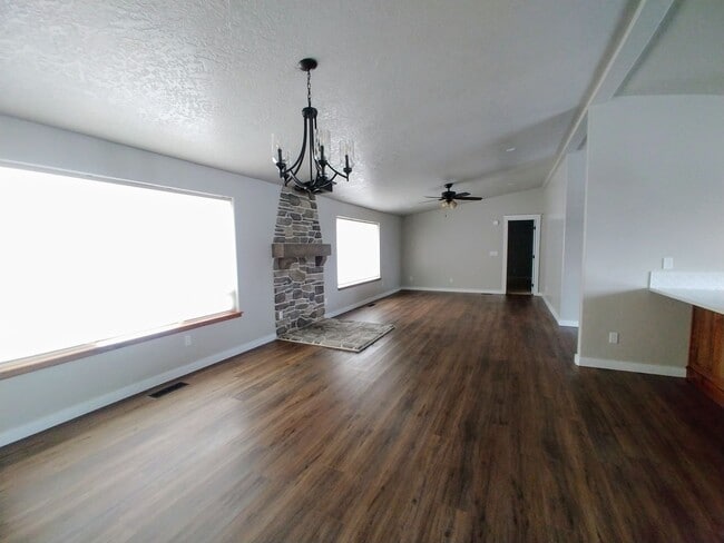 Building Photo - 3 Bedroom, 2 Bathroom Updated Home in Home...