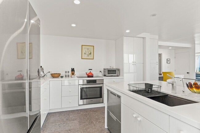 Building Photo - 1200 Harbor Dr N