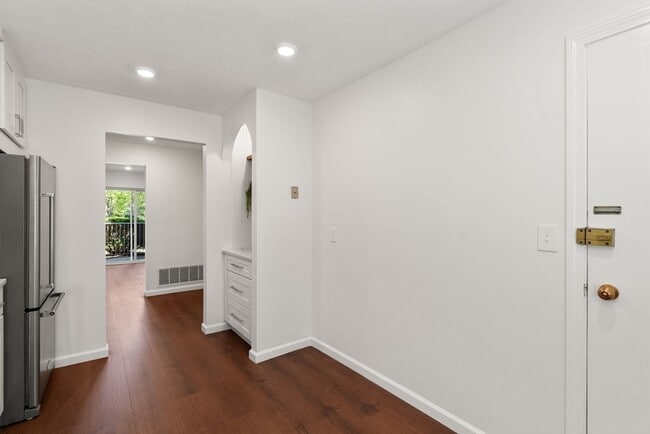 Building Photo - 47 Bayberry Dr